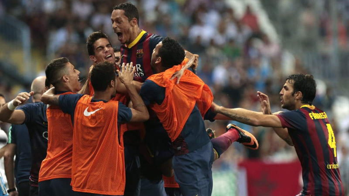 Adriano, en el centro, celebra con sus compañeros su gol que supuso el triunfo azulgrana.