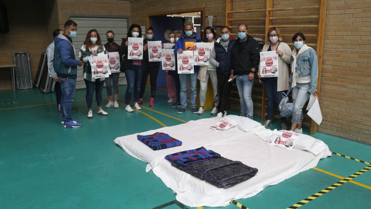 Los trabajadores del polideportivo de Navatejera han instalado las camas del encierro en la zona del gimnasio. FERNANDO OTERO