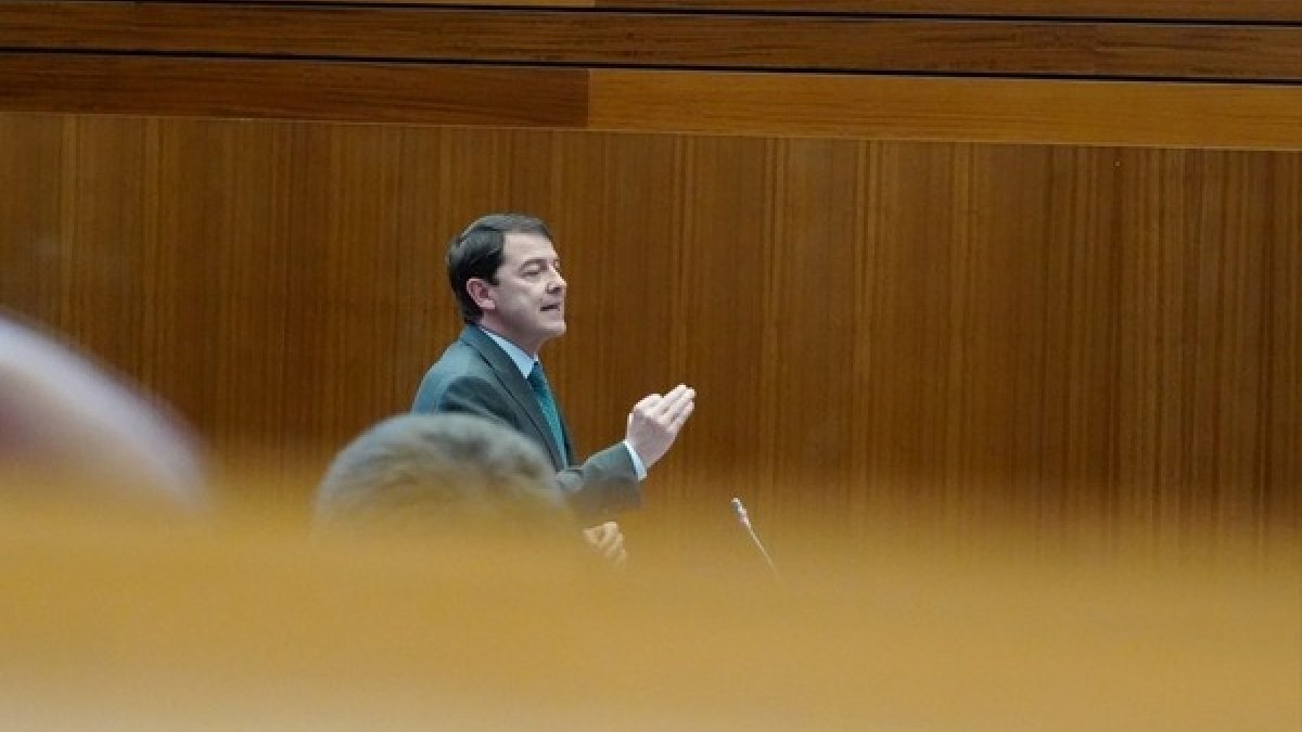 El presidente de la Junta, Alfonso Fernández Mañueco, durante el Pleno de las Cortes. MIRIAM CHACÓN