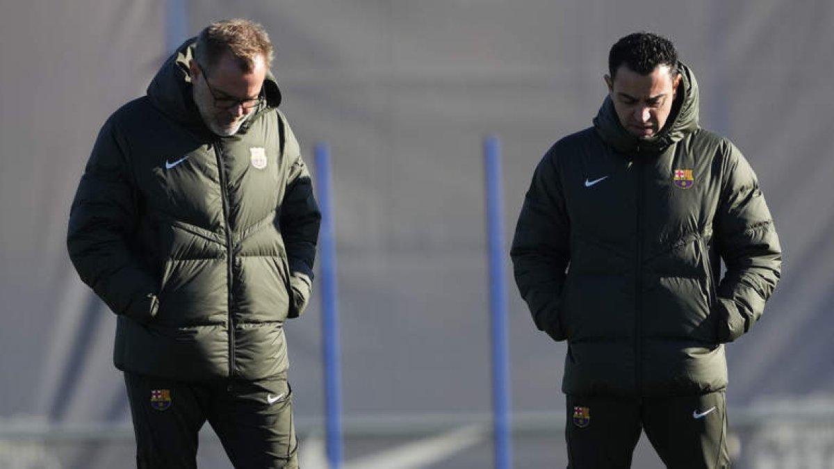 Xavi Hernández, a la derecha, junto a su hermano Óscar en un entrenamiento. ALEJANDRO GARCÍA