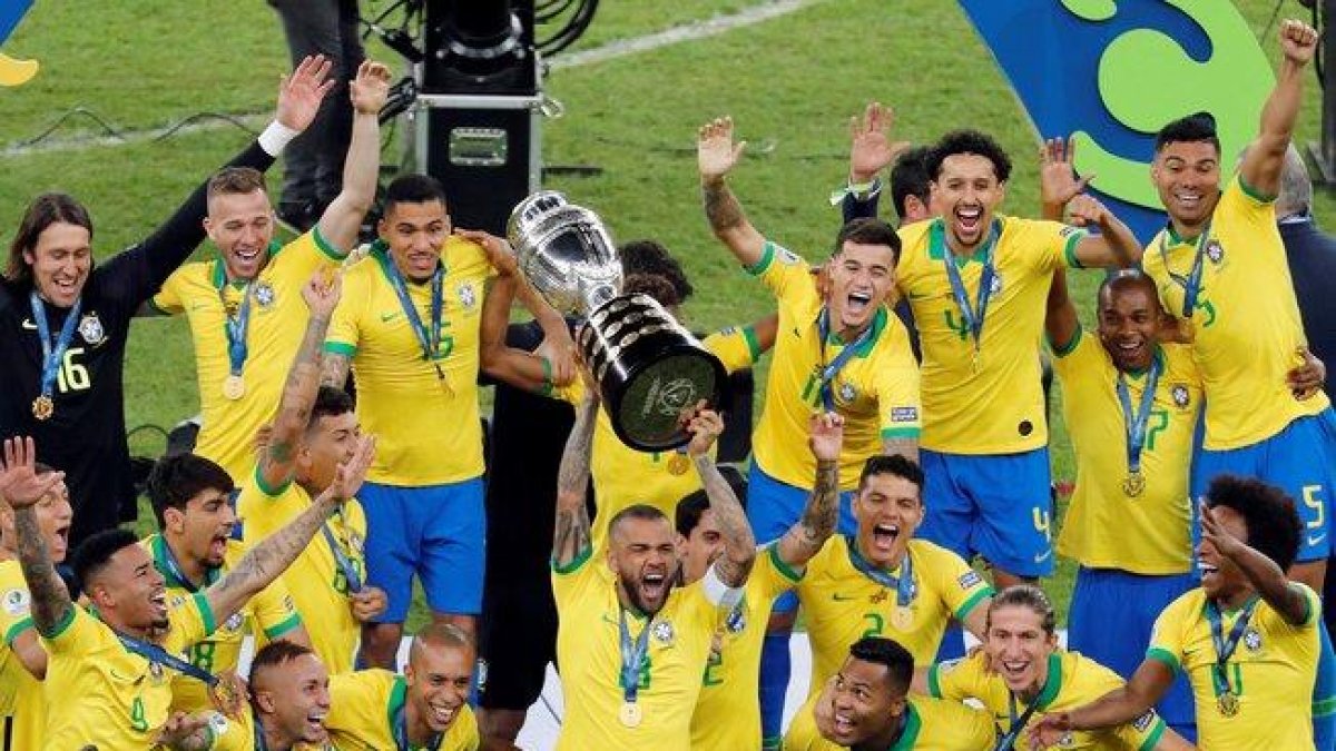 Jugadores de Brasil celebran con el trofeo de la Copa América de Fútbol 2019.