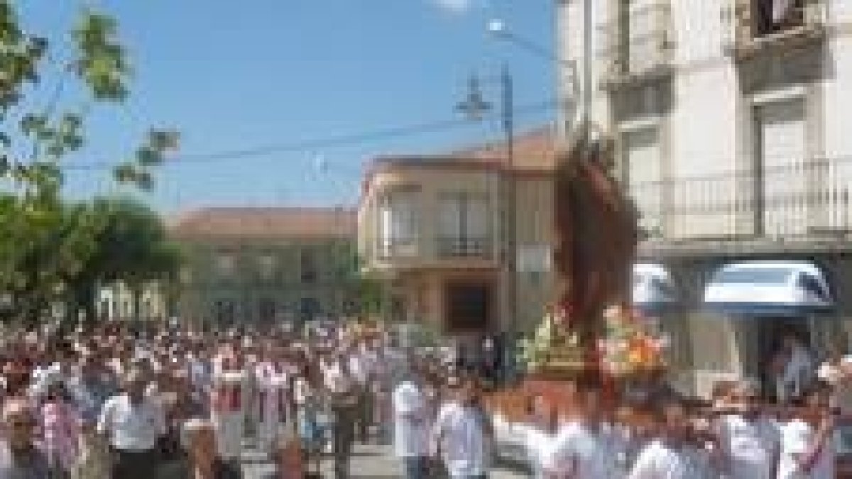 La tradicional procesión de San Pedro recorrió las principales calles de la villa de Boñar