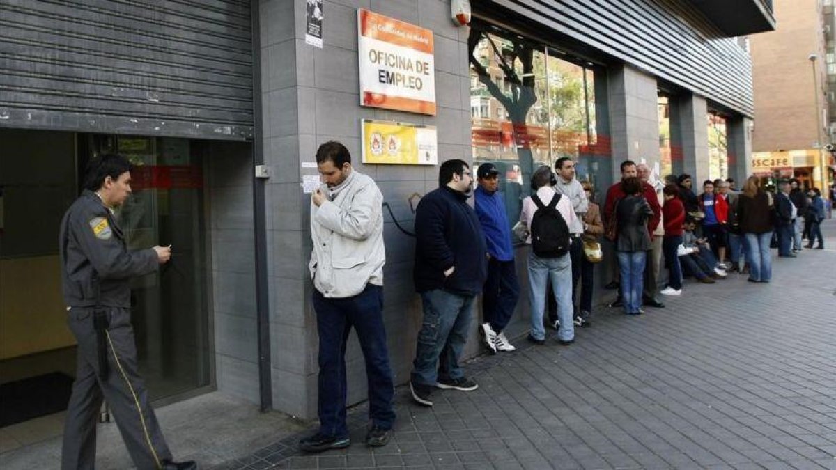 Desempleados ante una oficina del servicio estatal de empleo, en Madrid.