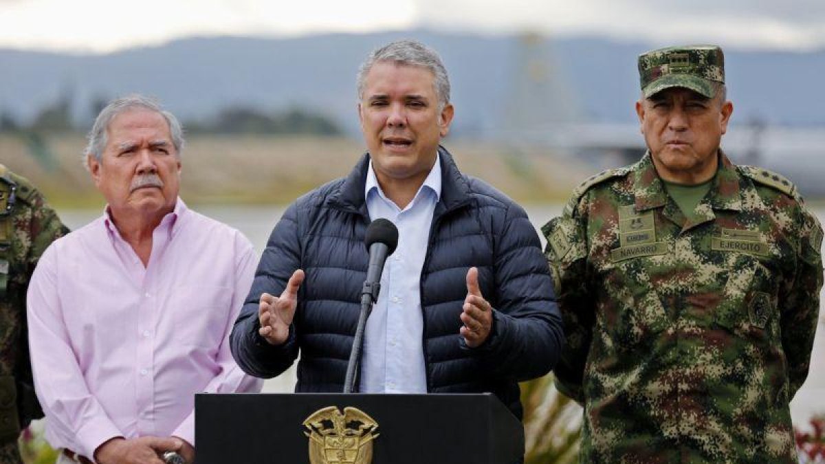 El presidente de Colombia Ivan Duque da unas declaraciones a la prensa acompanado por su ministro de Defensa  Guillemo Botero  y el comandante de las Fuerzas Militares de Colombia  mayor general Luis Fernando Navarro en Bogota, Colombia.