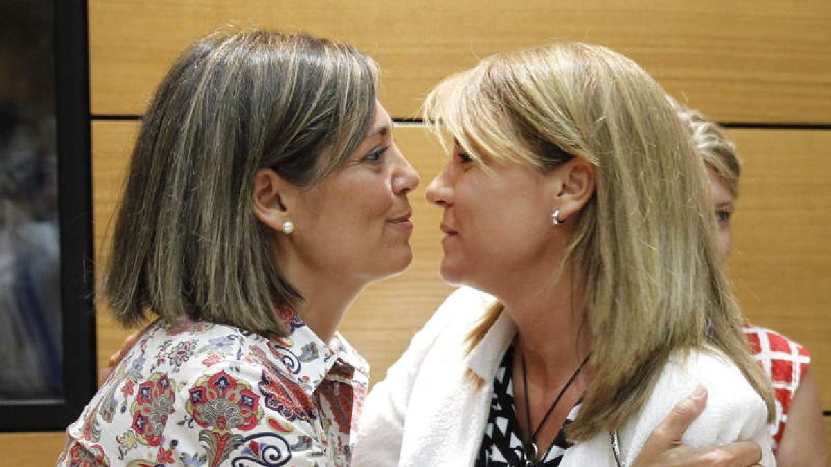 La consejera de Familia saluda a la secretaria de Estado de Servicios Sociales, ayer, en Madrid.