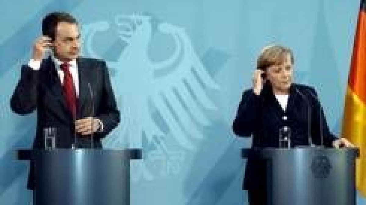 Zapatero y Ángela Merkel durante la rueda de prensa de ayer