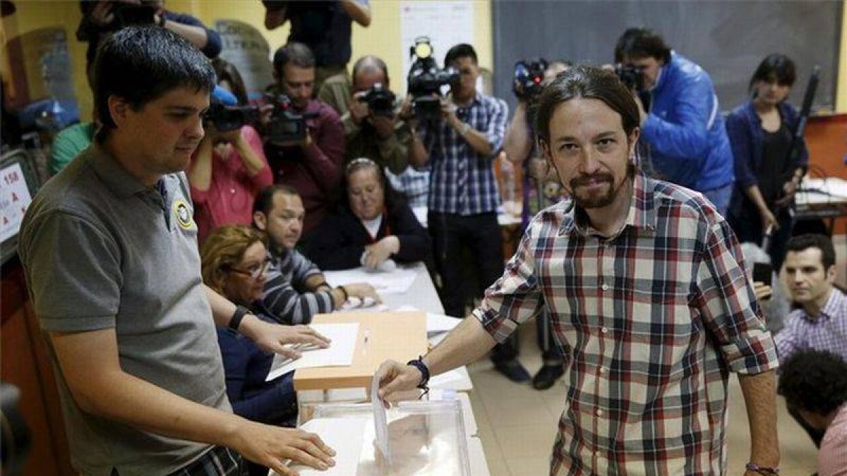 El líder de Podemos, Pablo Iglesias, votando durante esta jornada de elecciones municipales.
