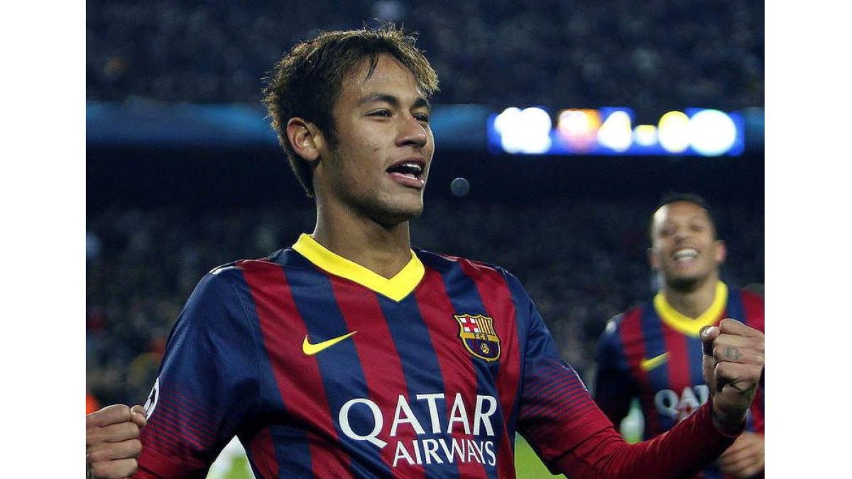 El delantero del Barcelona, Neymar, celebra uno de los goles que marcó al Celtic.