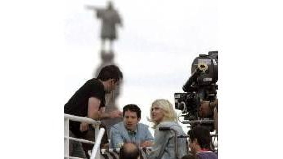 La actriz Scarlett Johansson con la estatua de Colón al fondo