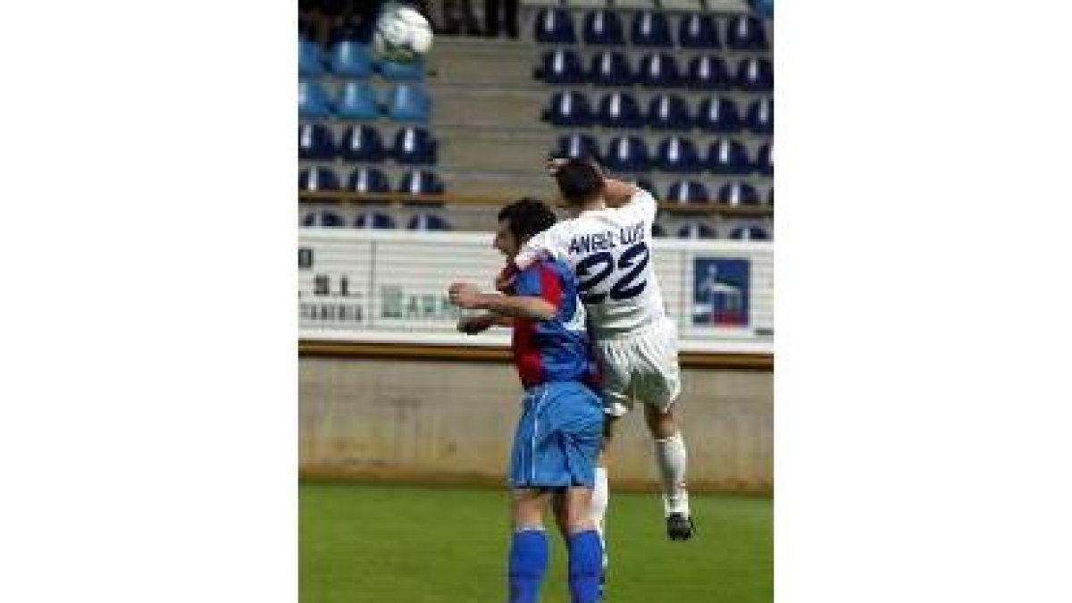 Ángel Luis trata de ganar en el salto a Fran, en un lance del partido