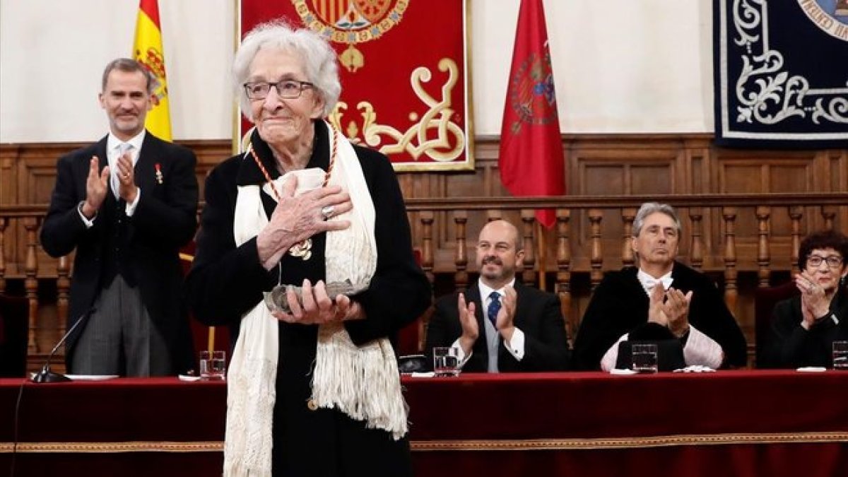 La poeta uruguaya Ida Vitale tras recibir el Premio de Literatura en Lengua Castellana Miguel de Cervantes.