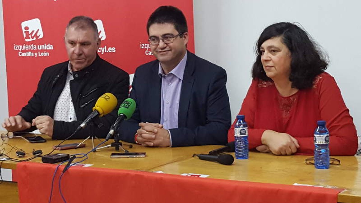 Sánchez Mato (en el centro) , ayer en rueda de prensa. DL