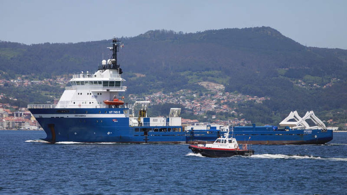 El puerto comercial de Vigo es uno de los más activos de Europa y este lunes se abordan estrategias. KOPA