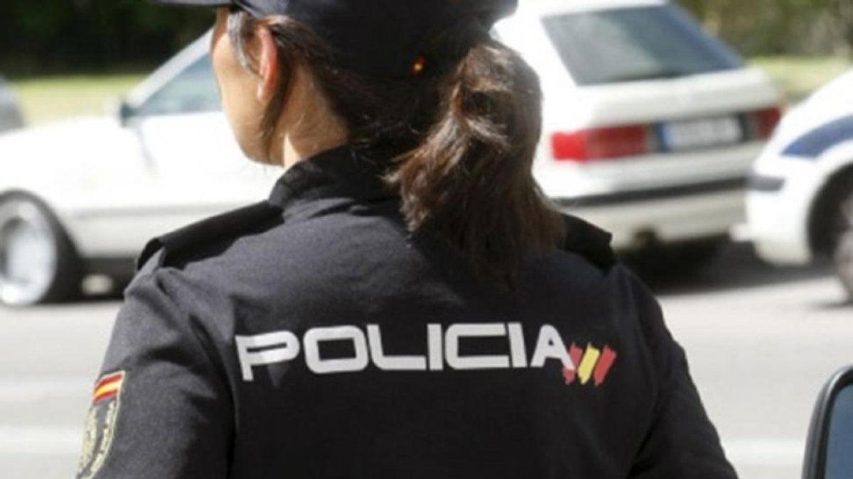 Una agente de la Policía Nacional.