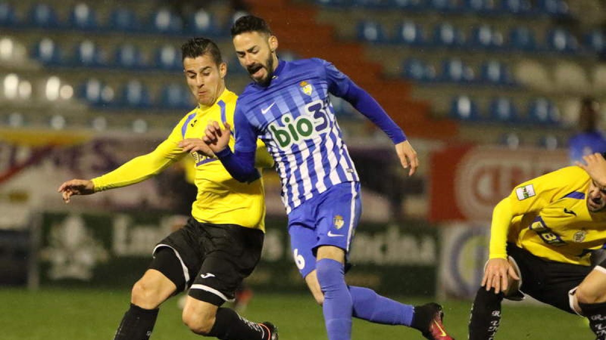 En el partido de ida la Deportiva y el Real Unión Club firmaron tablas al no acertar con la puerta contraria. L. DE LA MATA