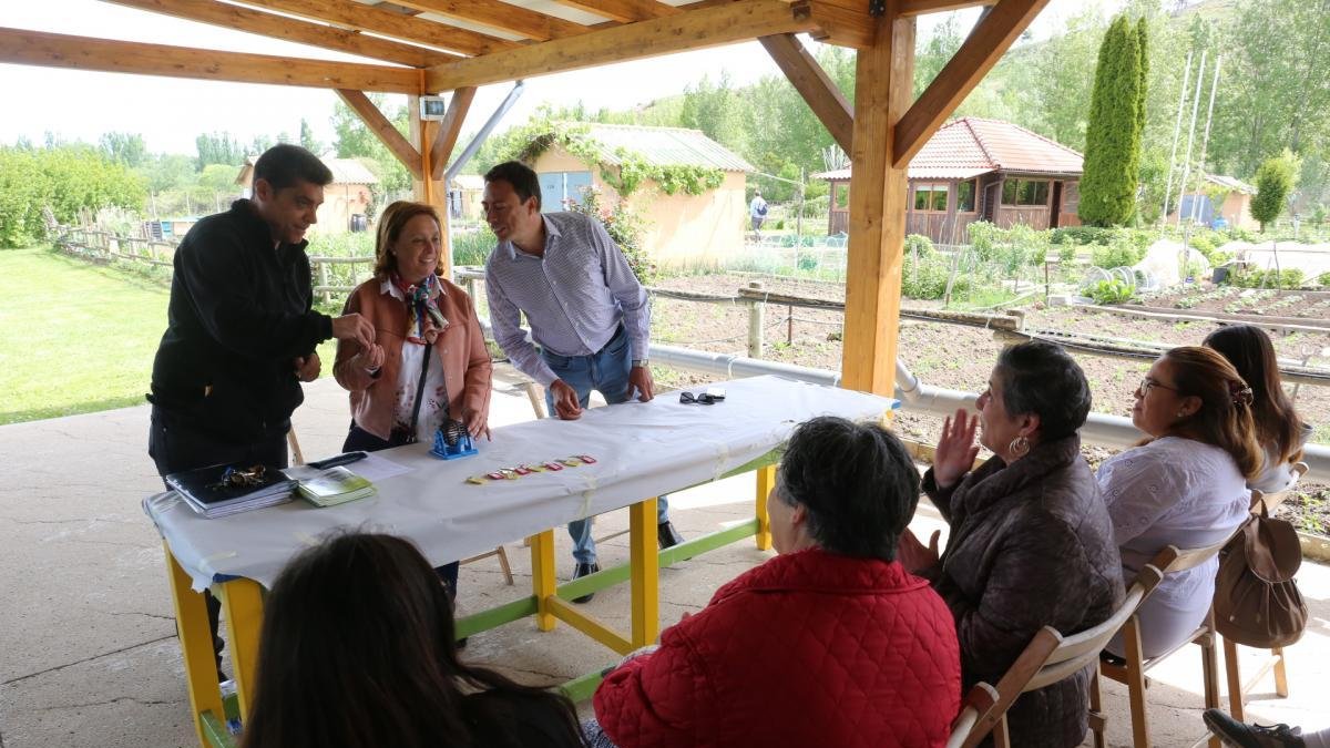 Los concejales Eduardo Tocino y Aurora Baza entregan las llaves a los ocho beneficiarios