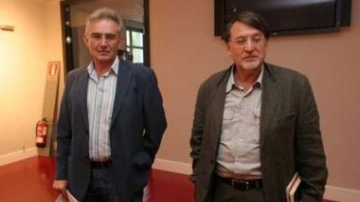 Santiago Rodríguez y Joaquín Araujo, ayer en Ponferrada.
