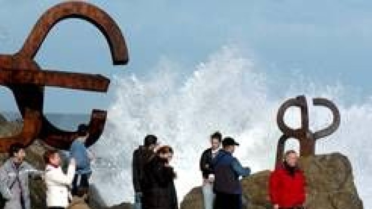 Personas en el Peine del Viento en San Sebastián contemplando las olas