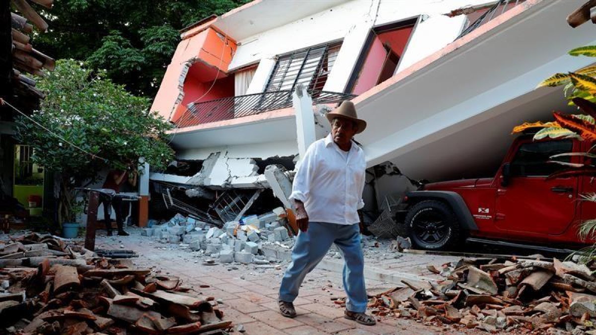 Un hombre camina junto a una vivienda destruida ayer en el municipio de Juchitán, Oaxaca (México), uno de los lugares más afectados por el terremoto de magnitud 8,2 en la escala de Richter.