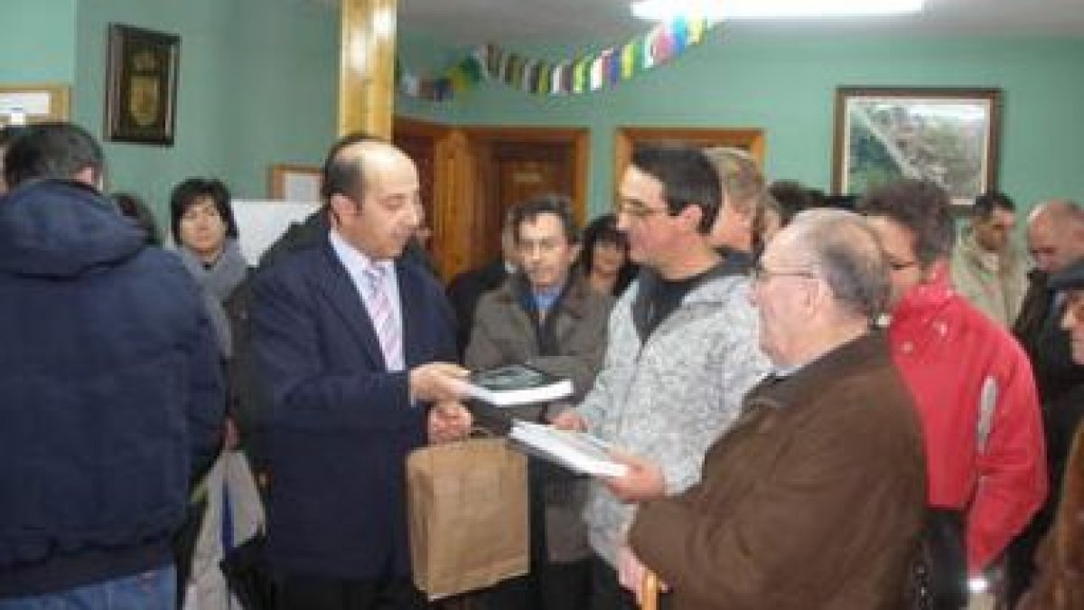 El alcalde de La Pola presidió los actos festivos de Vega en honor a San Antón.