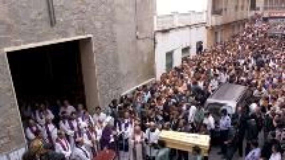 Cientos de personas a la puerta de la iglesia de la Asunción, en Santa Pola, durante el funeral