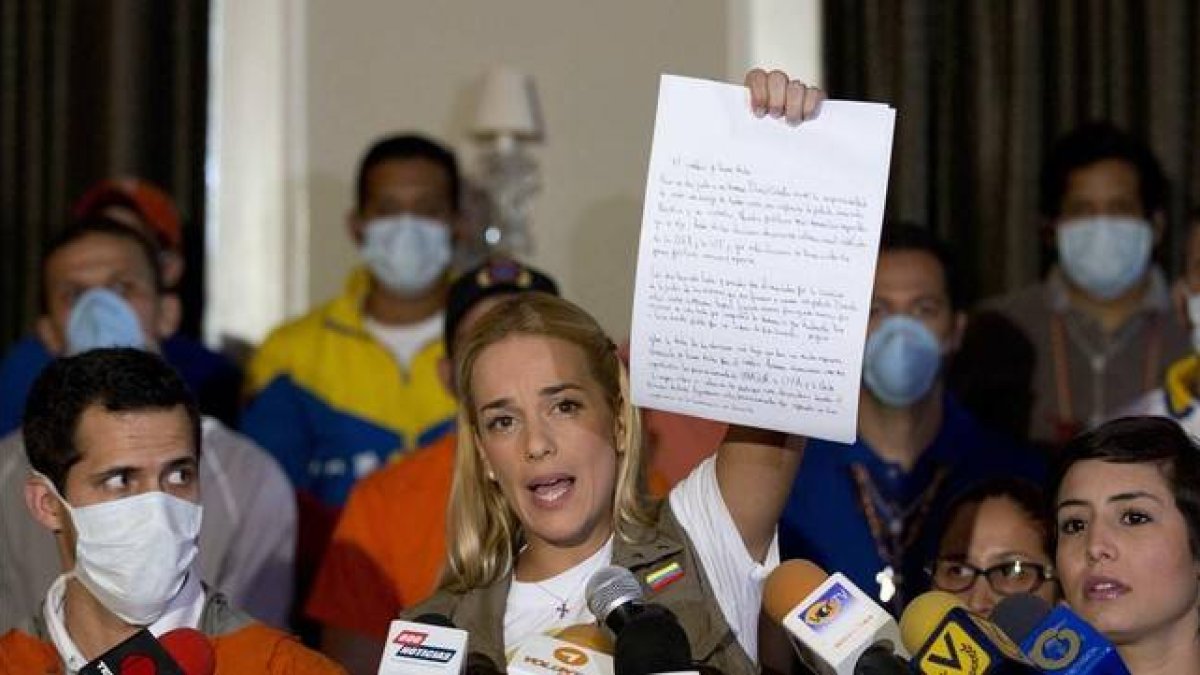 La esposa de Leopoldo López muestra la carta enviada por su marido.