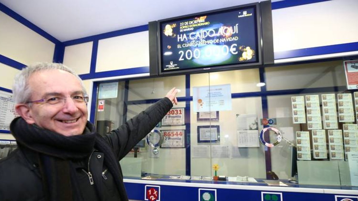 Carlos Manso, feliz en su administración de lotería de Boñar