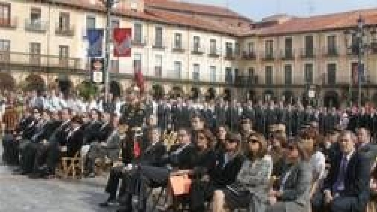 Familiares de los cofrades, durante la ceremonia en la plaza Mayor