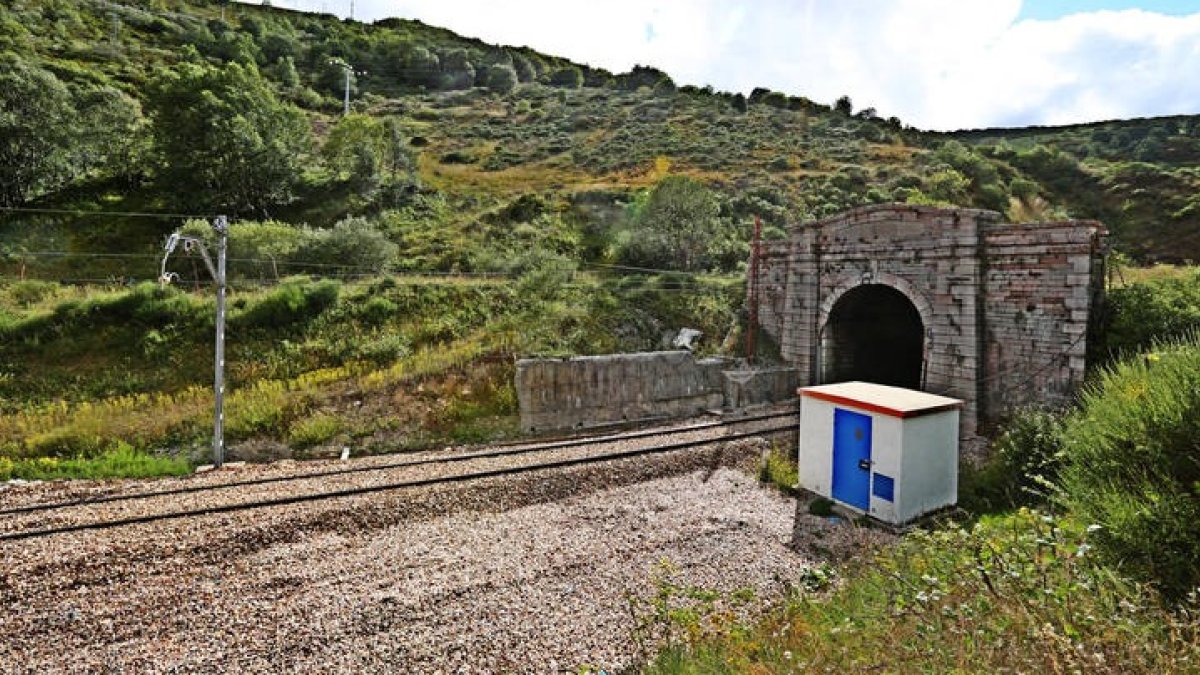 Túnel de la Perruca, emblema de la Rampa y logotipo de la plataforma. RAMIRO