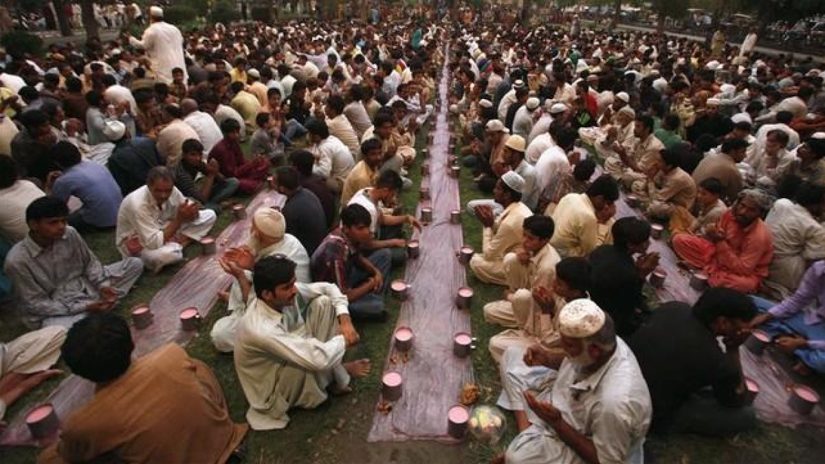 Habitantes de Lahore se reúnen a la espera de romper el ayuno durante el Ramadán.