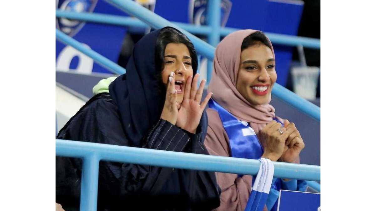 Dos mujeres saudíes, en un partido de fútbol.