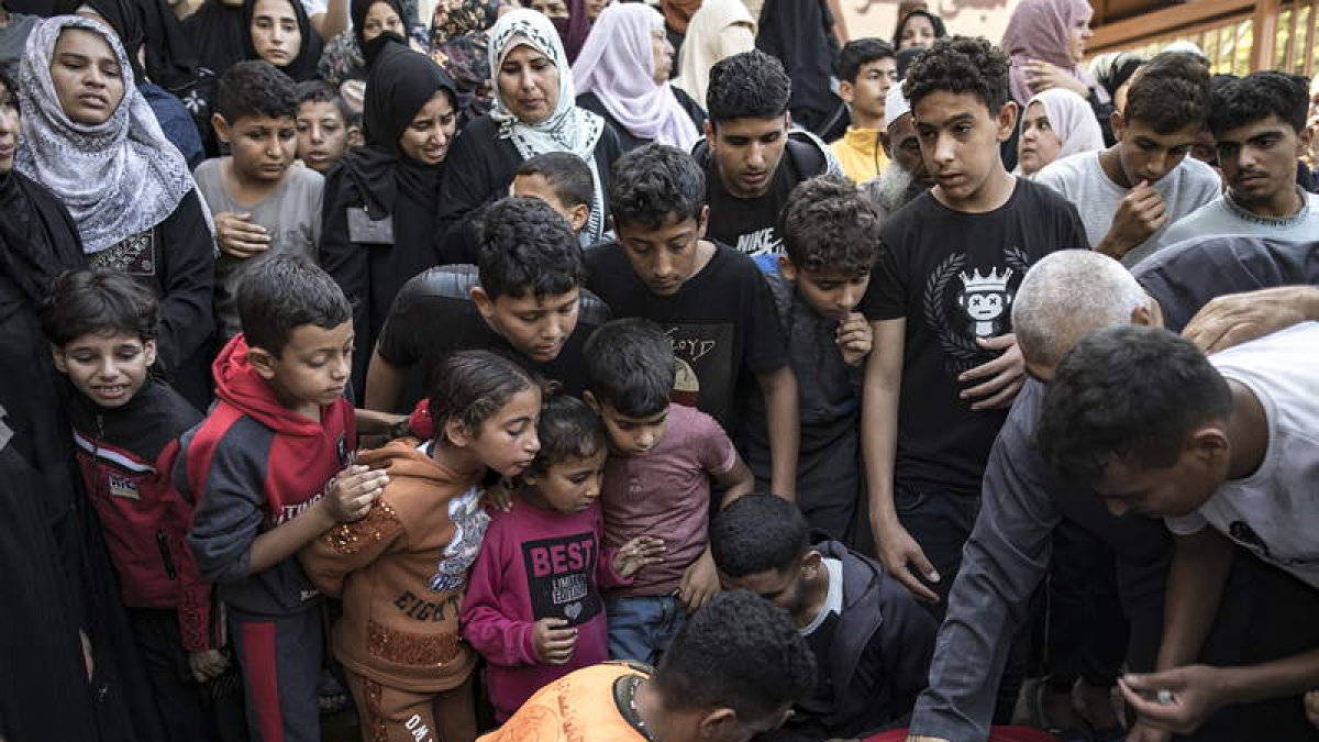 Un grupo de niños palestinos ante el cuerpo de un menor. HAITHAM IMAD