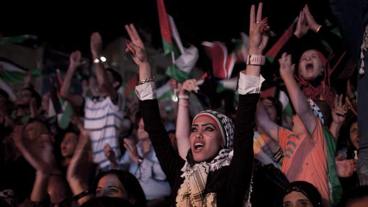 Palestinos escuchan el discurso del presidente de la ANP.