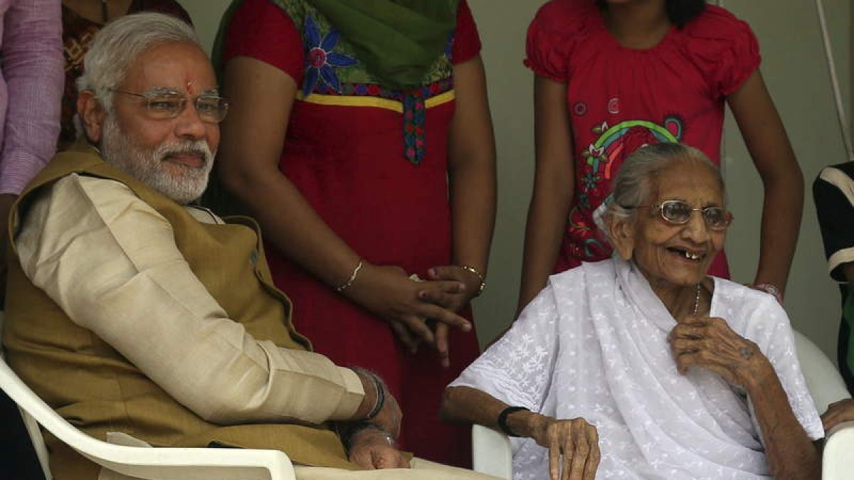 Modi recibe la bendición de su madre, Heeraben.