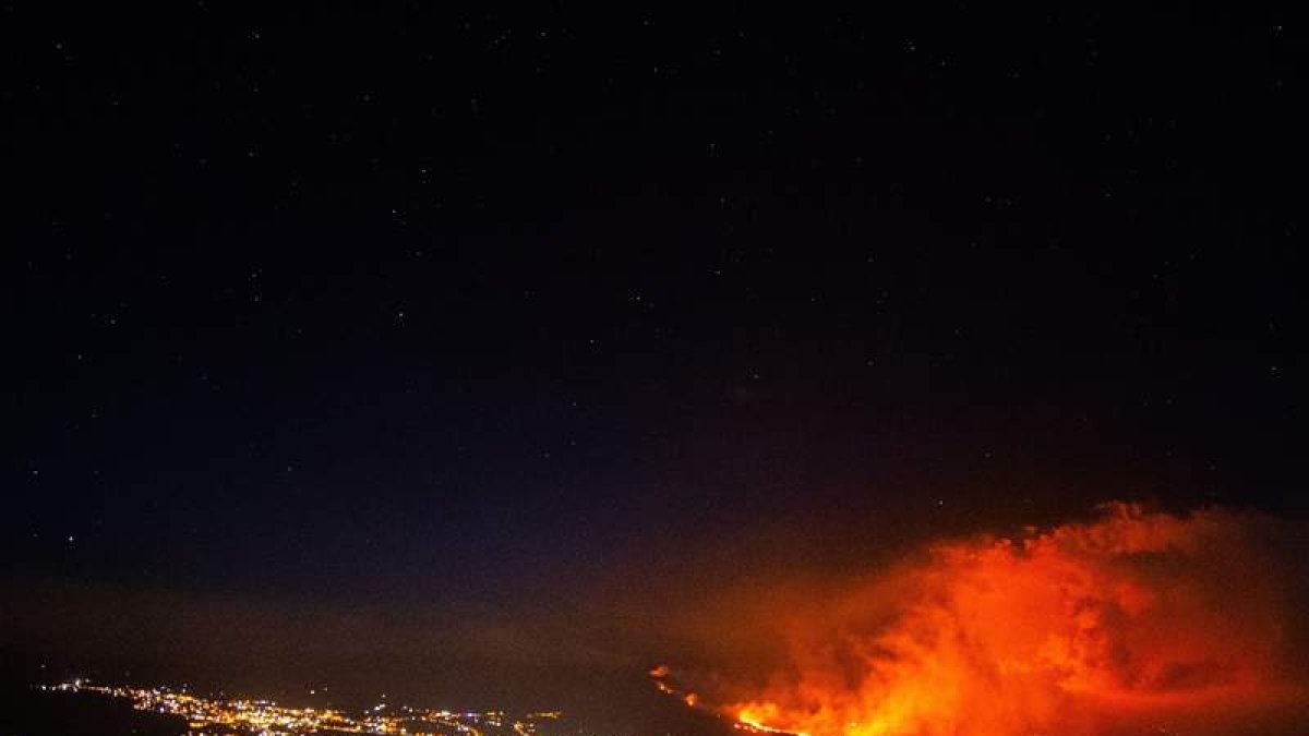Imagen del volcán en la noche de ayer. MIGUEL CALERO