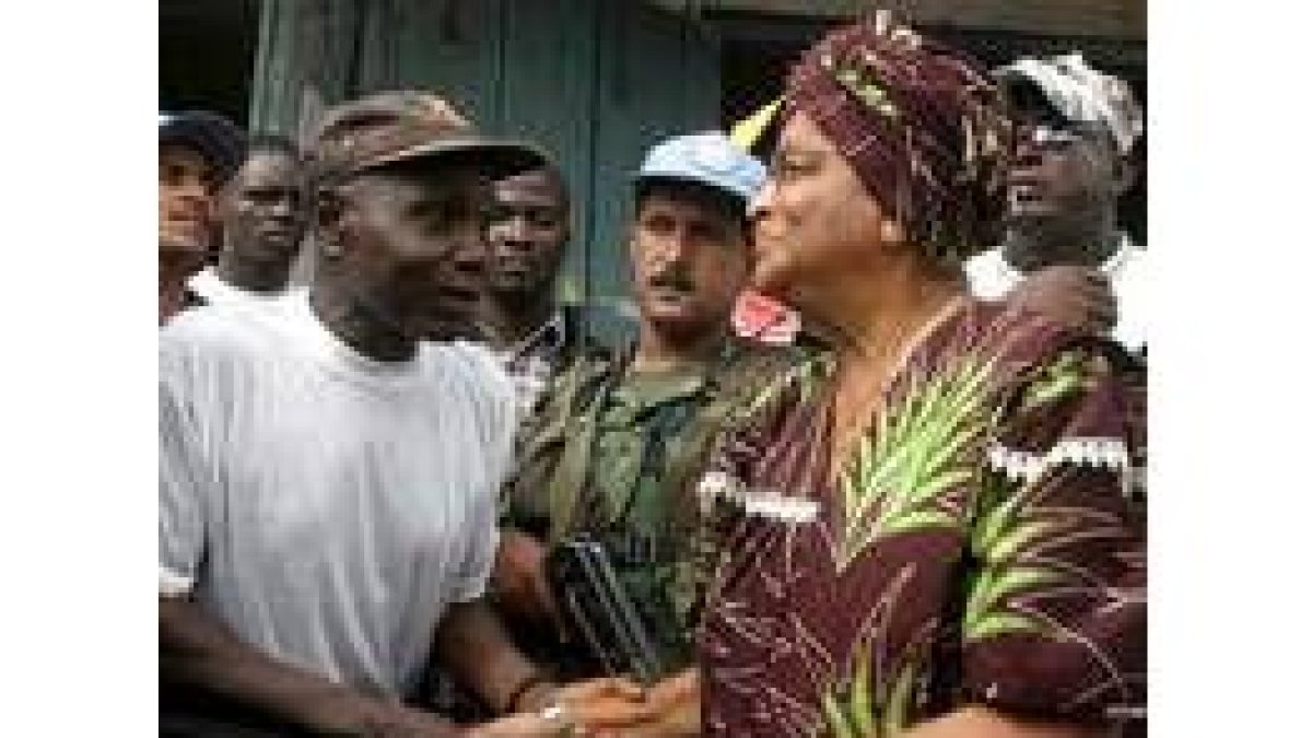 Ellen Johnson-Sirleaf saluda a sus seguidores en un colegio electoral