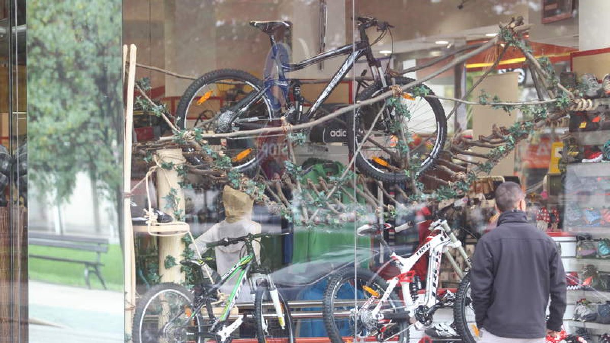 Un hombre ante un escaparate en Ponferrada.