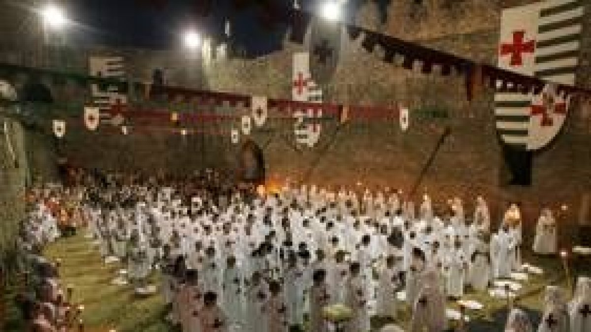 La Noche Templaria ponferradina se abrió ayer con la ordenación y el juramento de 150 caballeros