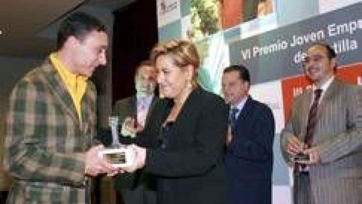 Fernando Santos recibe el premio de manos de Rosa Valdeón