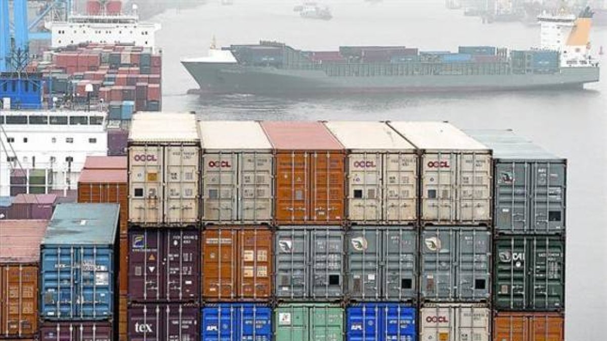 Menos exportaciones 8 Contenedores listos para embarcar en una de las terminales de puerto de Hamburgo, ayer.