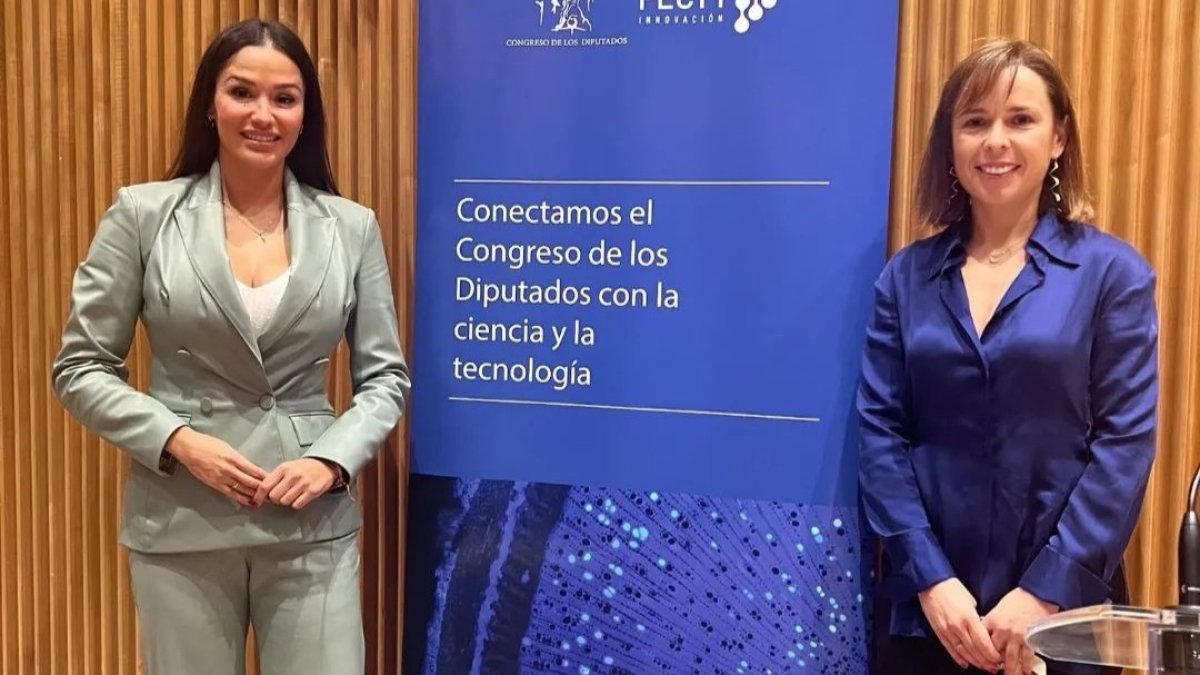 La diputada de Vox Mireia Borrás y la investigadora del Campus de Ponferrada Flor Álvarez Taboada. DL