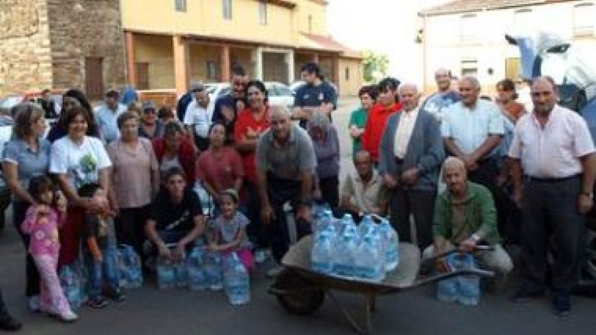 Un grupo de vecinos de Zuares del Páramo, tras recoger el agua embotellada el pasado sábado.