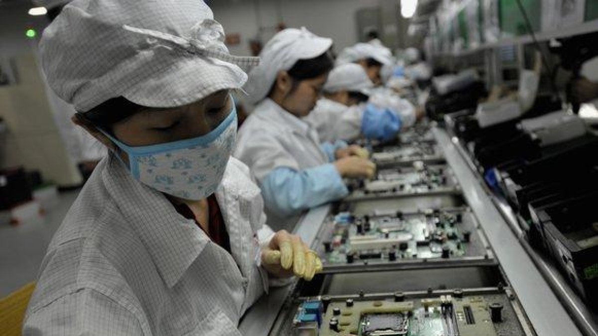 Trabajadores en una planta de Foxconn en Shenzhen, China.