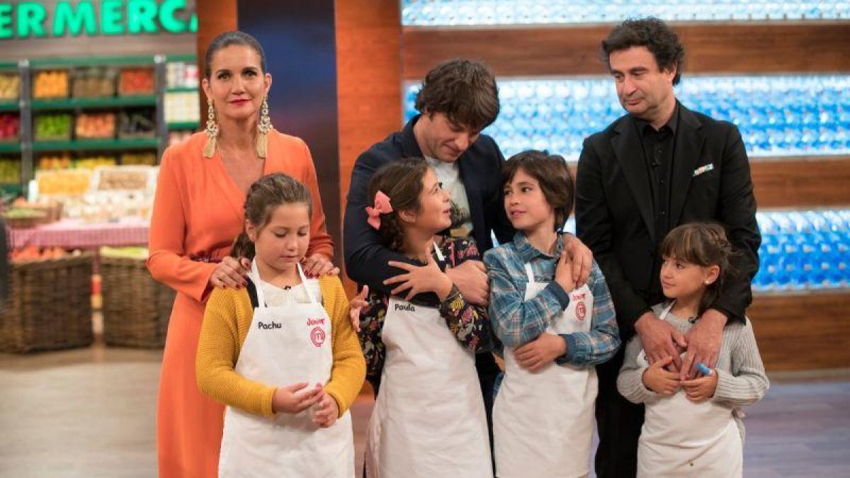 El jurado con los finalistas de Masterchef junior 6:  Pachu, Paula, Josetxo y Candela.