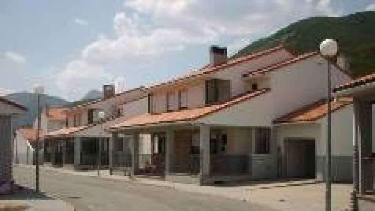 Las casas de protección afectadas por las humedades en la localidad de Vegacerneja