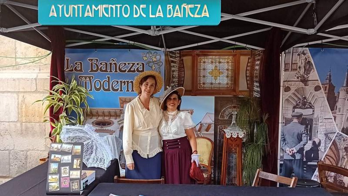 La Bañeza participó con su propio estand modernista y un especialista en forja. DL