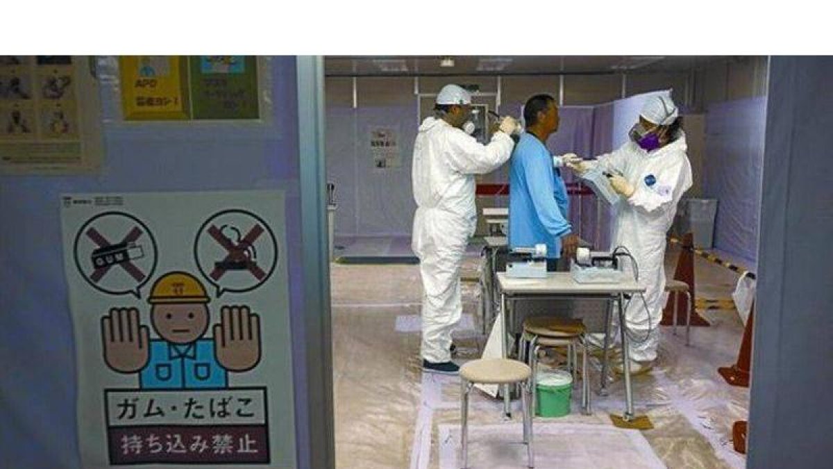 Control de radiactividad a un trabajador de la planta de Fukushima.
