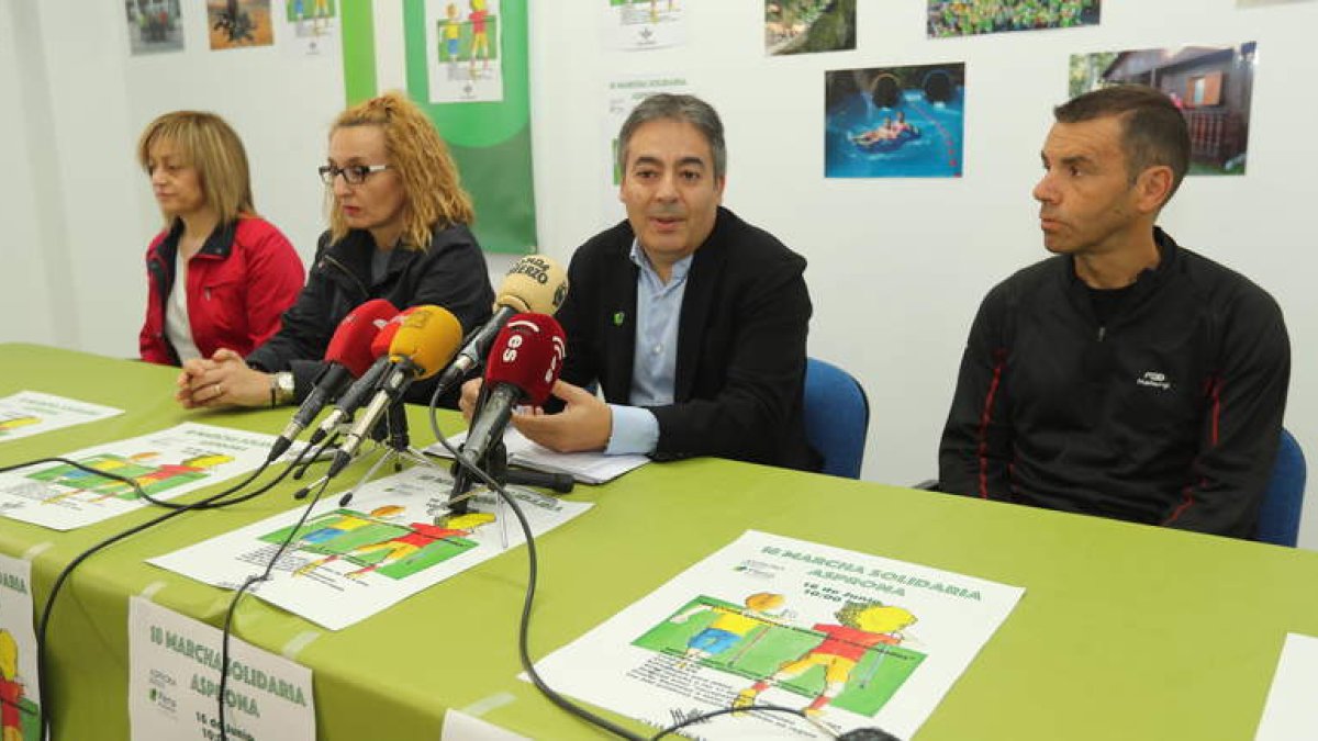 Valentín Barrio, en el centro, ayer durante la rueda de prensa. L. DE LA MATA