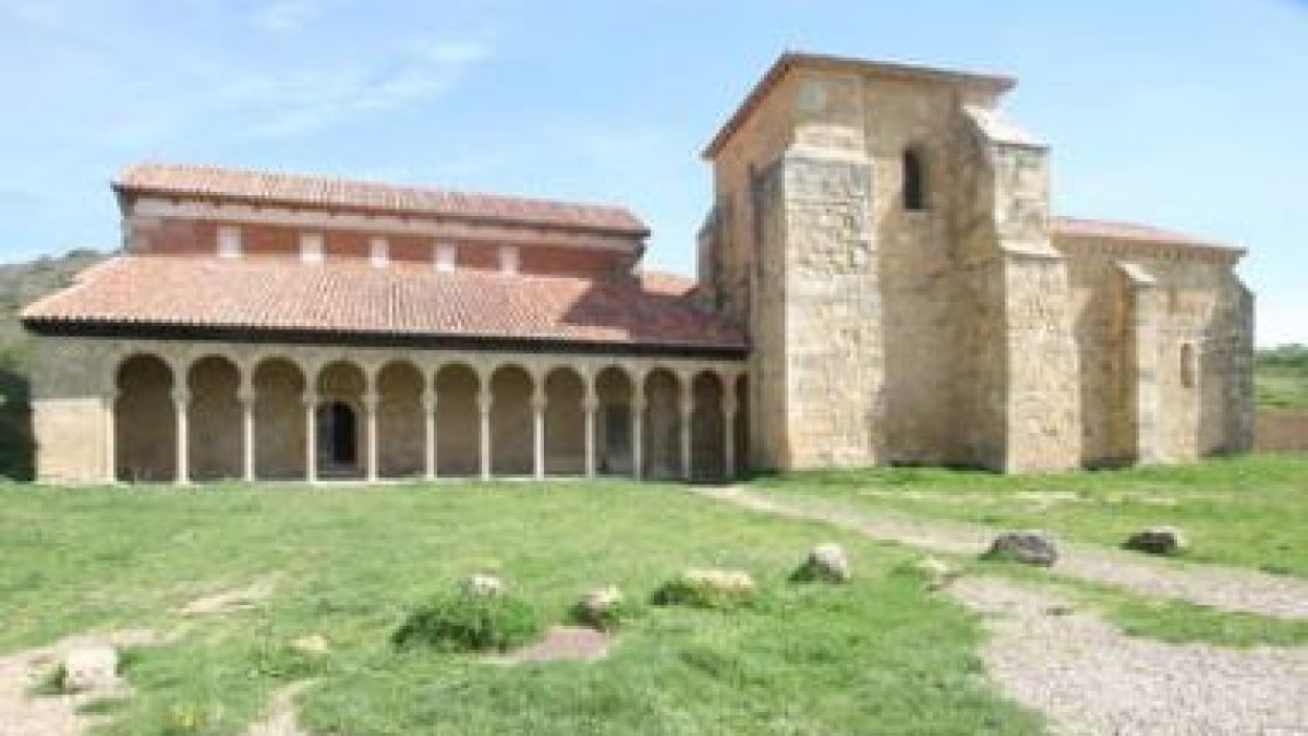 Fachada principal del monasterio de Escalada.