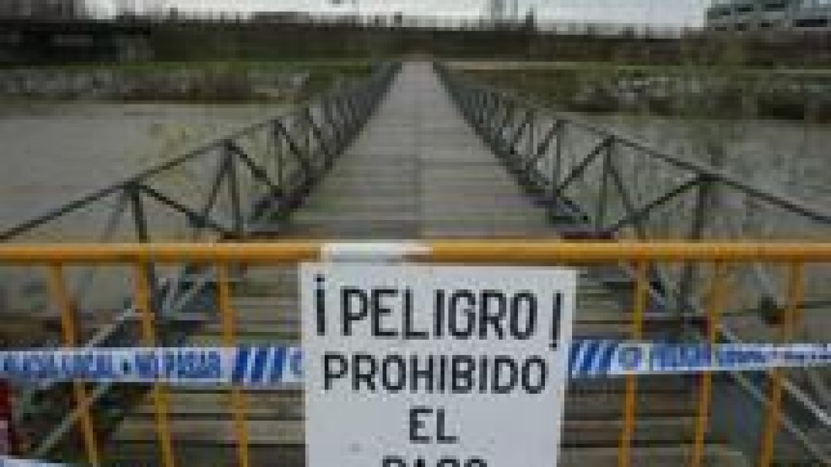 En la imagen, el puente cuyo pilar ha sido dañado por las constantes lluvias